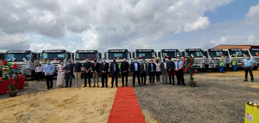 参加剪彩仪式嘉宾合影